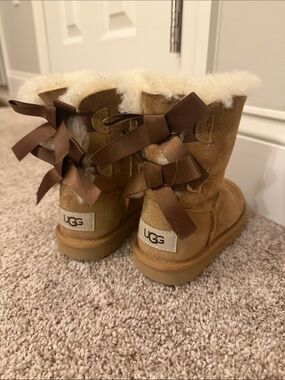 UGG toddler girl size 9 Chestnut Bow-Back Short Shearling Boots